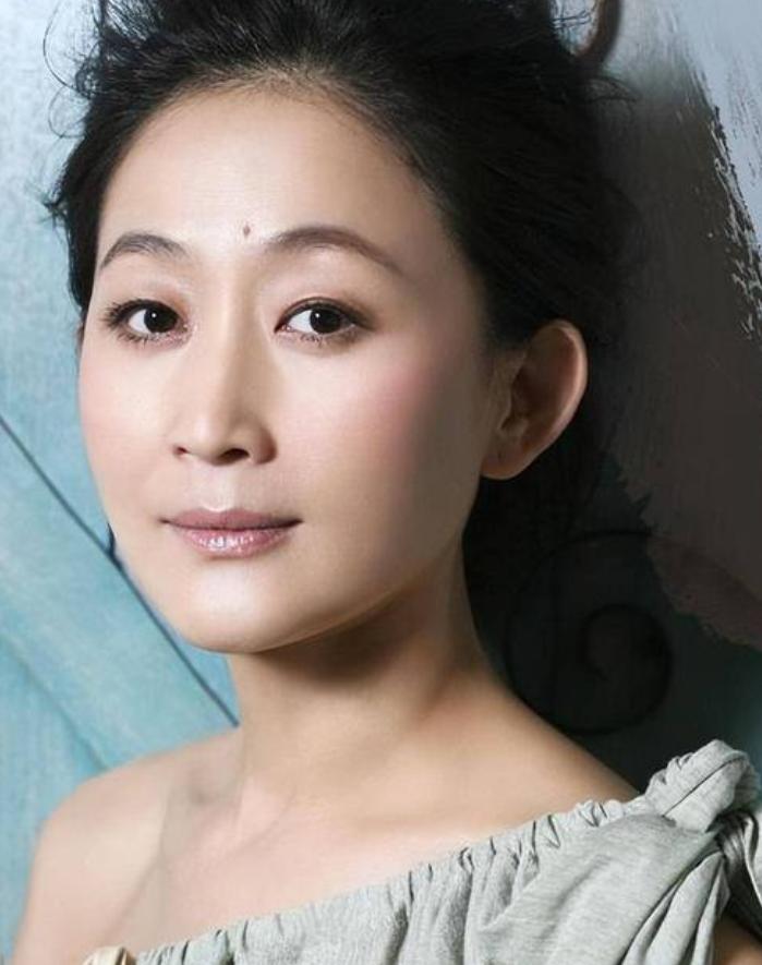 演员陈瑾说，1964年我生在济南的军人家庭 。父亲是国防大学教授，常年在新疆，一