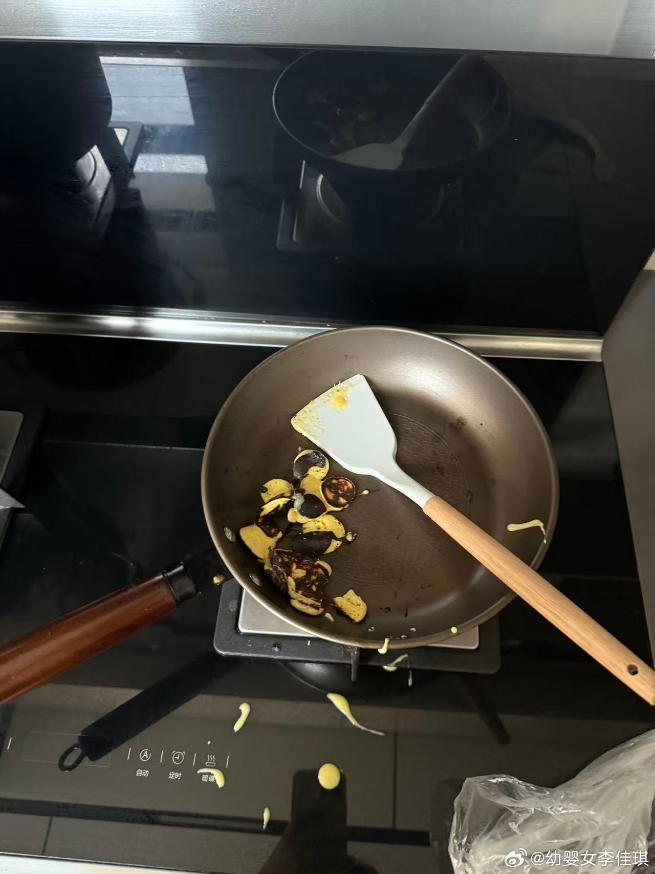 小公主在家给杨尧尧做溶豆。小公主：还没弄呢就黑成这个鬼样了。杨尧尧：妈妈，这是融