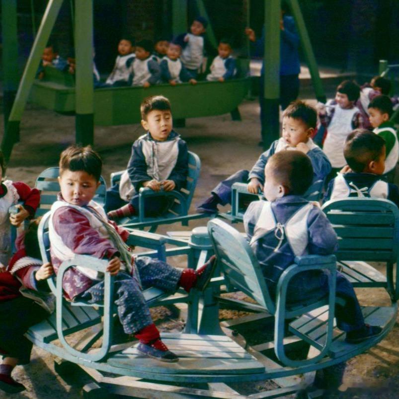1960年，北京，儿童游乐场里的孩子们。摄影 敖恩洪 李兰英Children i