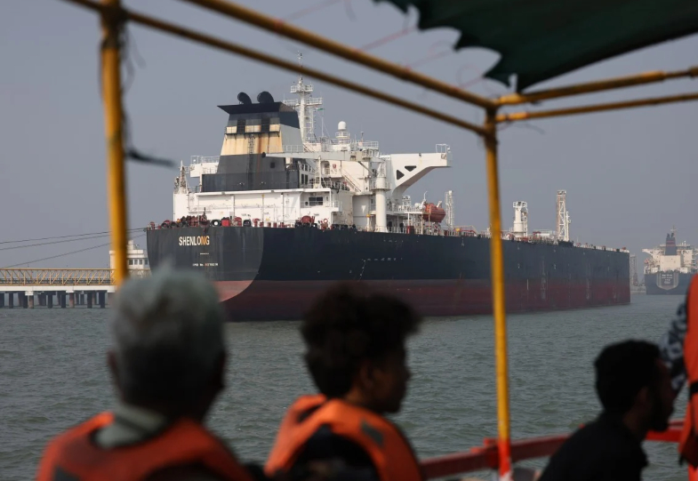 伊朗已允许两艘悬挂印度国旗的液化石油气运输船通过霍尔木兹海峡。两名消息人士称，悬