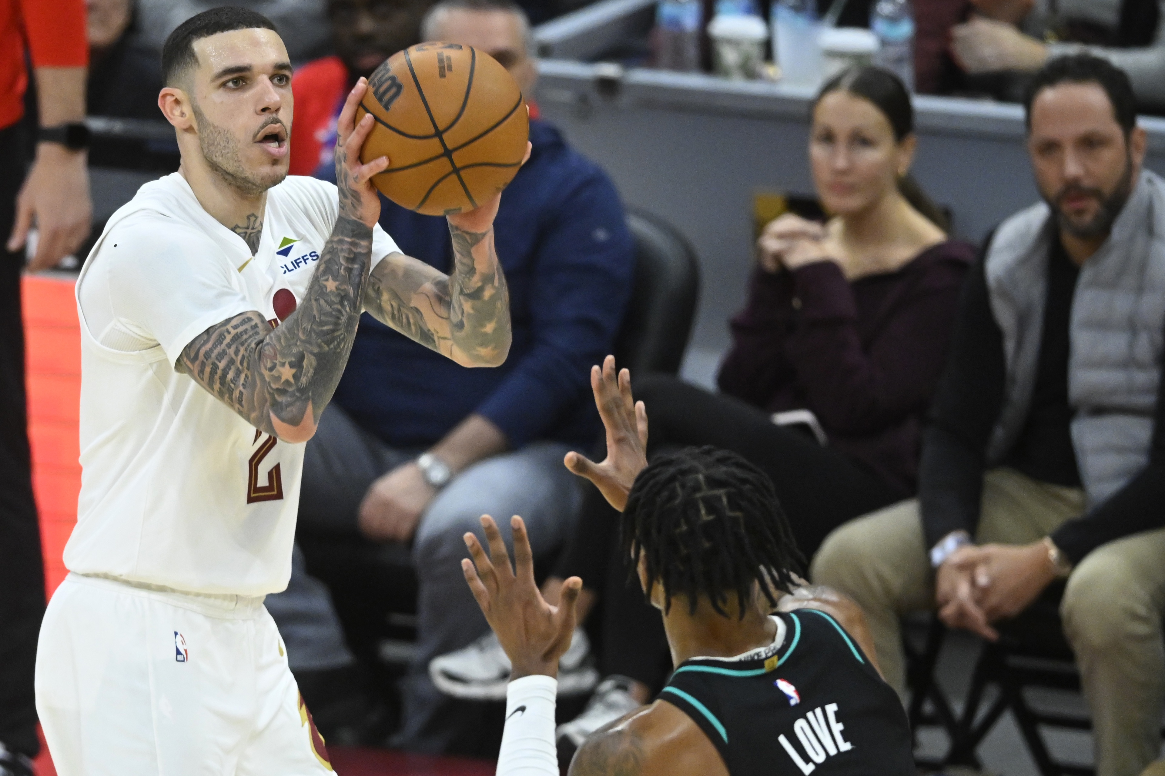 军功章必须有你一半！朗佐·鲍尔填满数据栏 正负值+26冠绝全场！