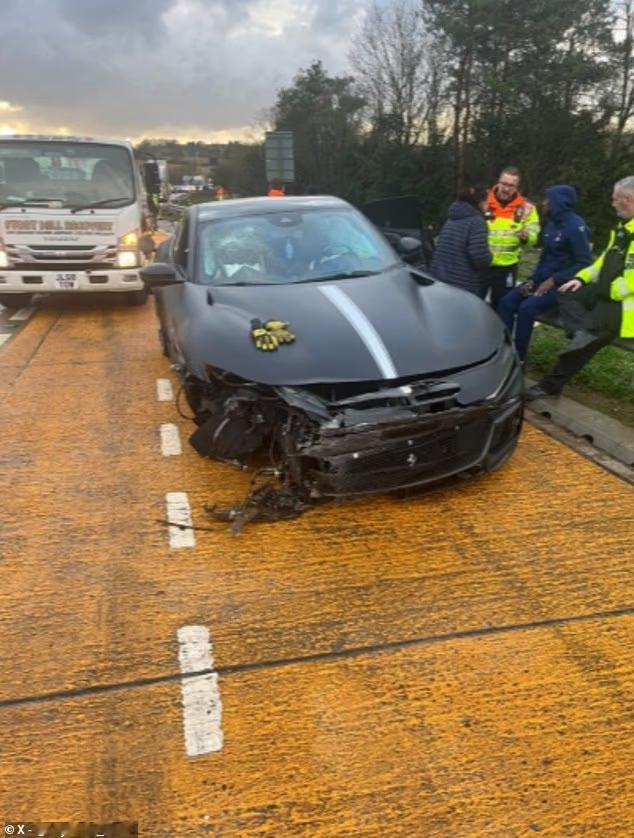 热刺球星遭遇车祸  热刺球星兰德尔·科洛·穆阿尼在高速公路上驾驶法拉利跑车时，右
