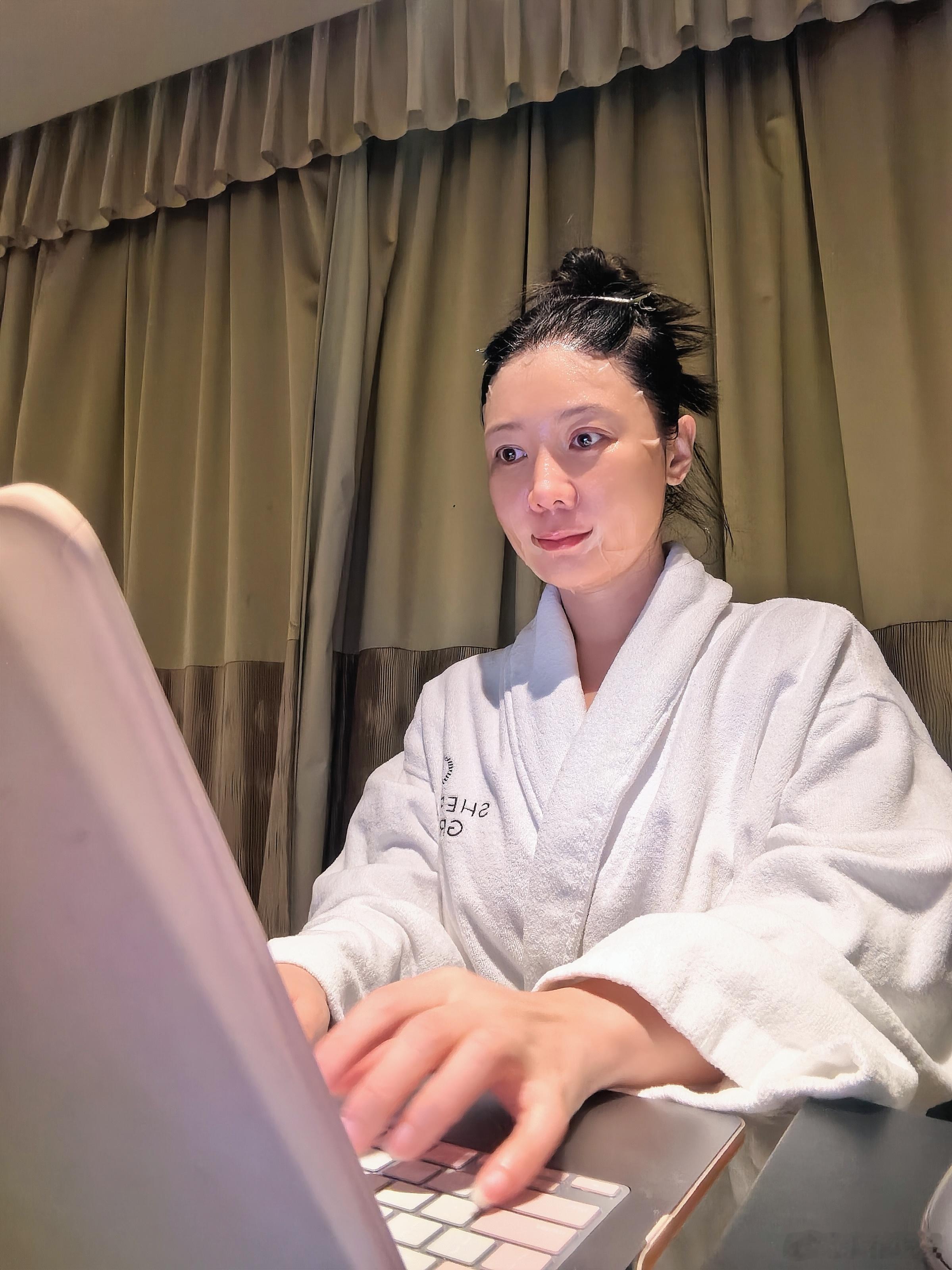 每年车展都会临时接到几个需求贴着面膜写脚本就当一边工作一边护肤了明天北京车展见喽