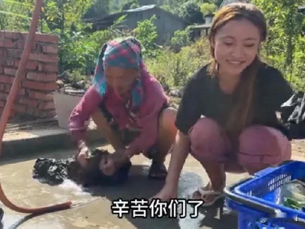 火妹与李哥的温情瞬间

在老挝小陈丈母娘的小村庄里，火妹与李哥的互动近期成为了村