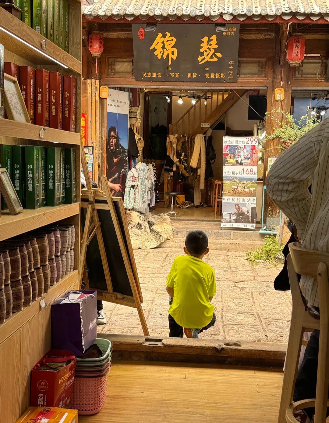 在束河古镇，走进一家咖啡店，和老板聊天。老板是二十年前来丽江的，江西人。以前在广