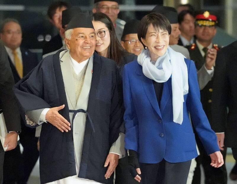 日本外交彻底跪了！从特朗普到李在明，再到尼泊尔总统，高市早苗把“谄媚”当成了唯一