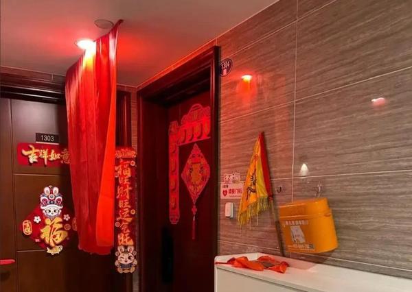 业主贴喜字挡住门牌号，喜庆氛围拉满却让访客、快递犯难。有人觉得是个人自由，有人认