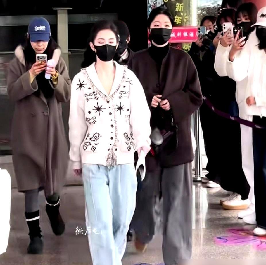 10亿播放的《闪婚玫瑰》上星东方卫视，竟被剪成三分之一门缝画面！
你守着黄金档蹲