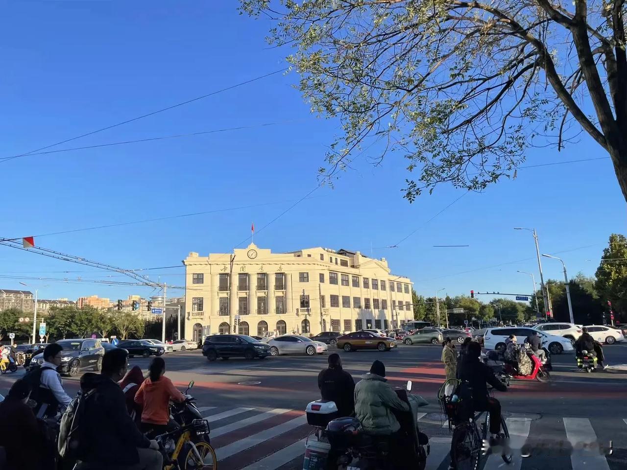 
蓝天白云晴空万里，
不见白云，
唯有蓝天，
湛蓝的天空，
一望无际，
形色匆匆