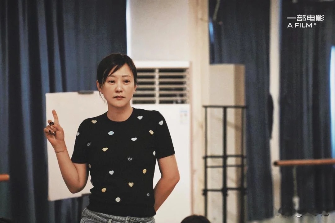 郝蕾的2024表演训练夏令营好多明星，却不见金莎及男友，她男友在拍综艺呢，她自己