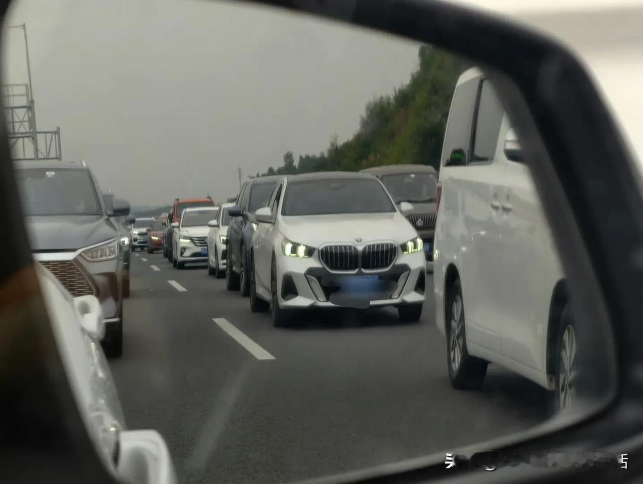 把标遮住，你跟我说这是长安奇瑞比亚迪北汽广汽上汽，哪怕众泰，我都信！但这是最新款