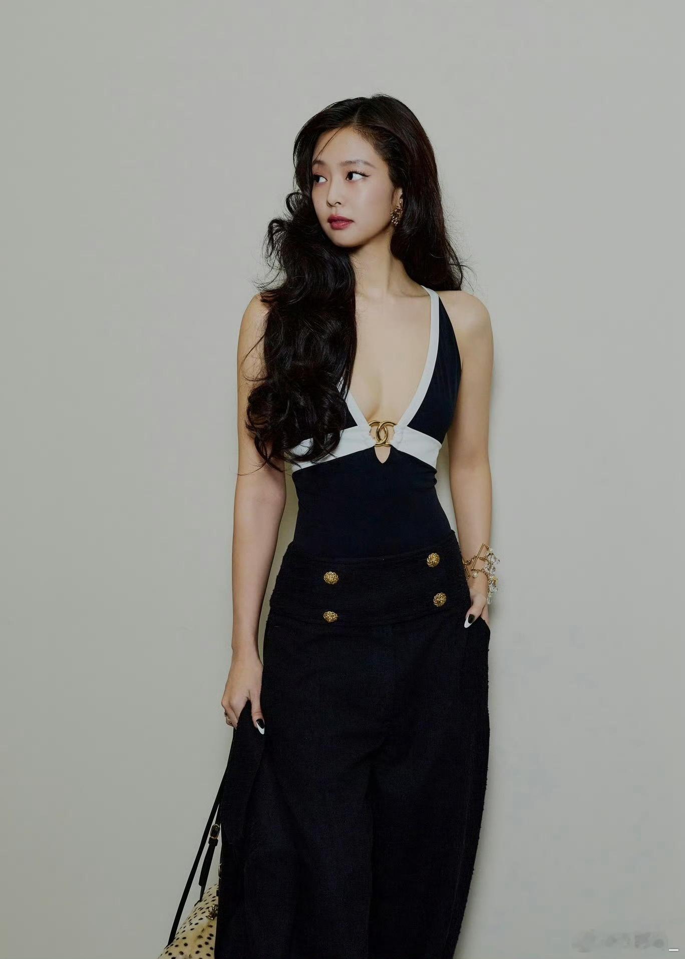 Jennie亮相CHANEL 2026手工坊大秀。专属复古法式造型质感拉满，温柔