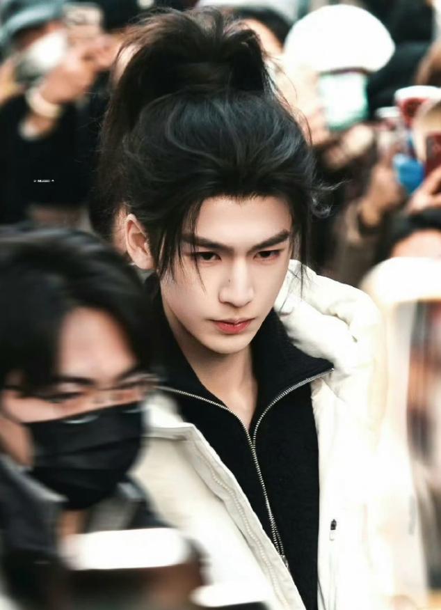 张凌赫林允《归鸾》出妆
张凌赫的高马尾妆造很有少年气，对他俩和合作有点担心，张凌