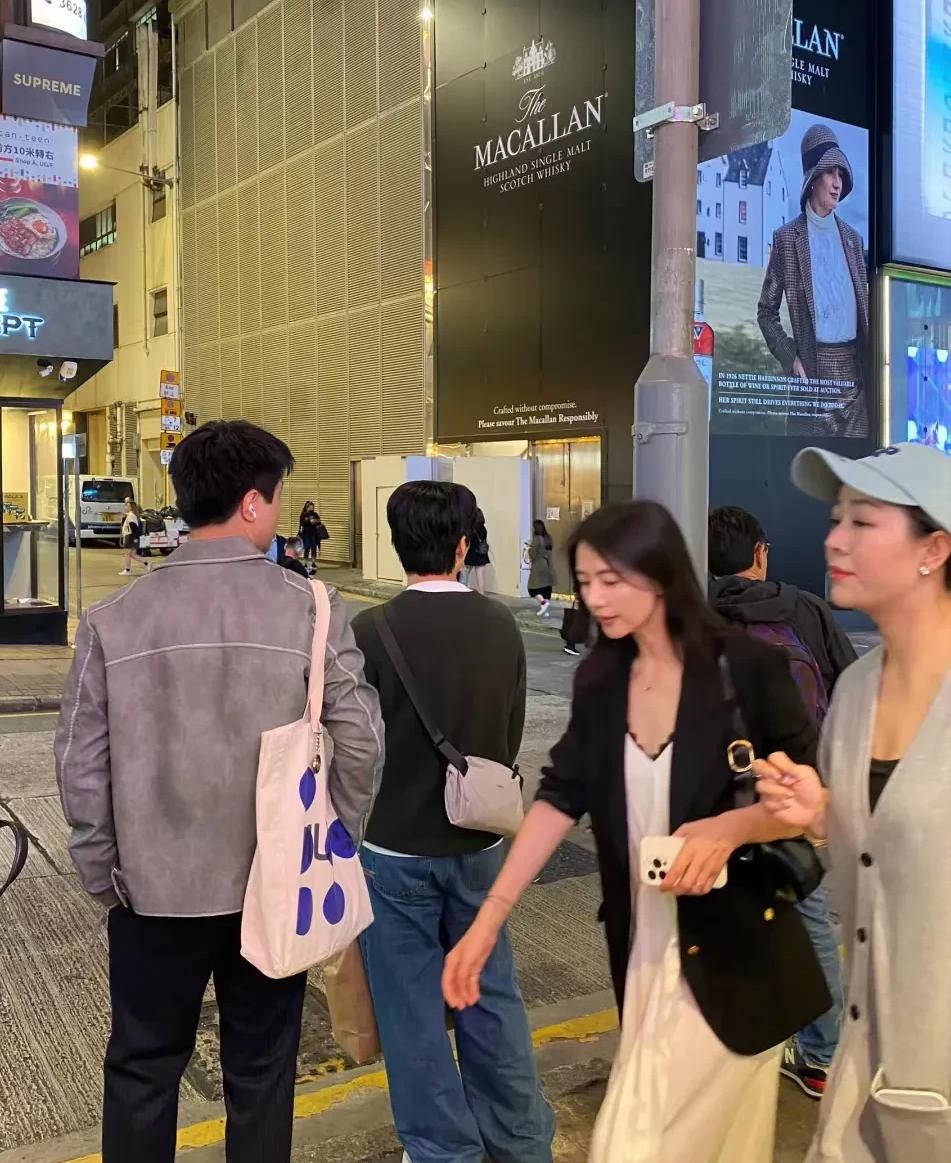 高圆圆在香港兰桂坊街头被偶遇！白裙黑西服就能美出天际，不愧是一代女神，360度无