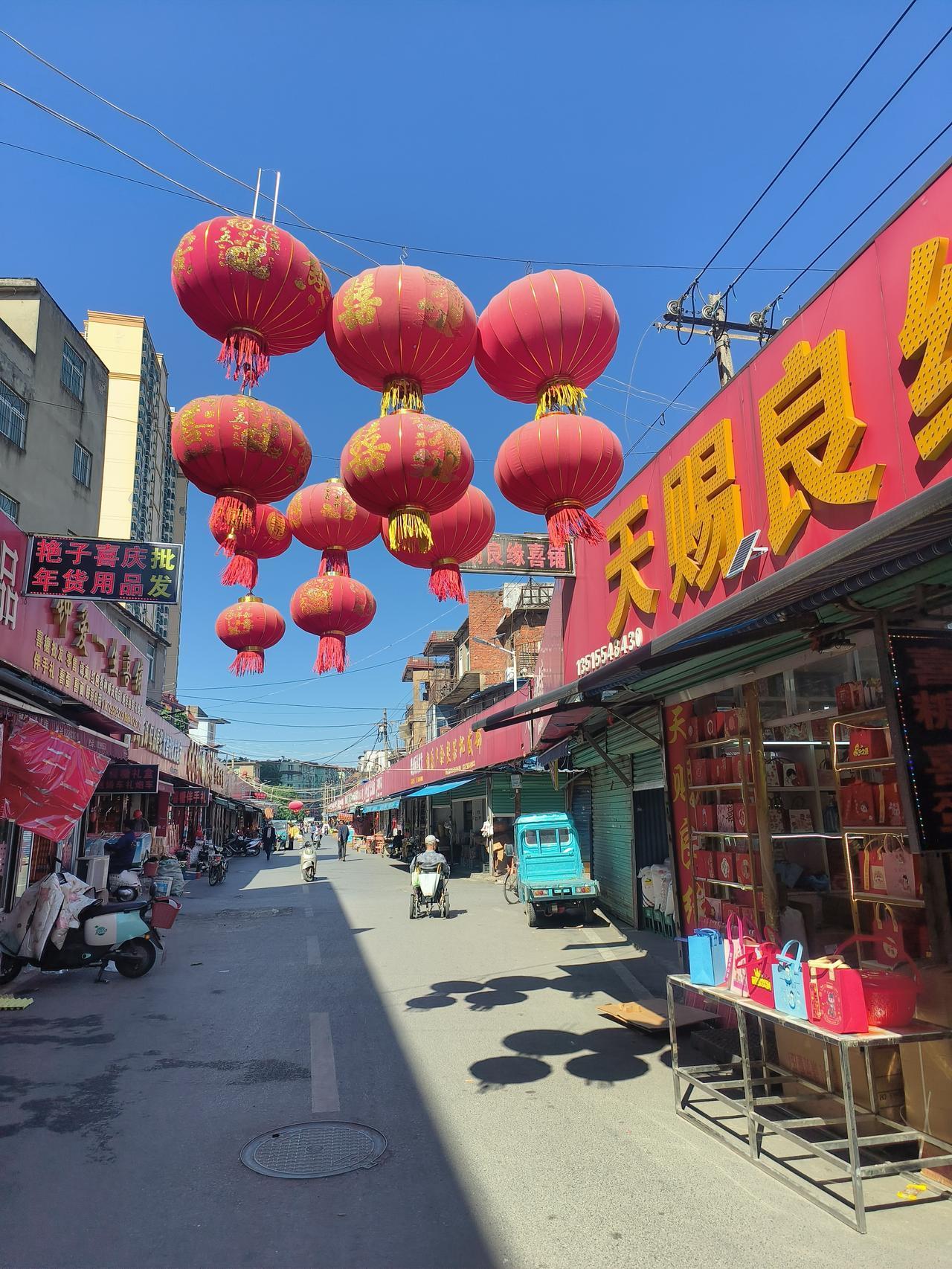 最喜欢走田家庵东城市场里的淮建路，走这段路很自然感觉喜庆，心情也愉悦，虽然田家庵