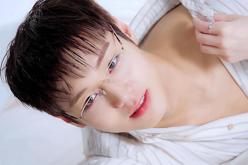 朴志训💕朴志训心动使用法 260709 'SINGLES'画报拍摄花絮【动图G