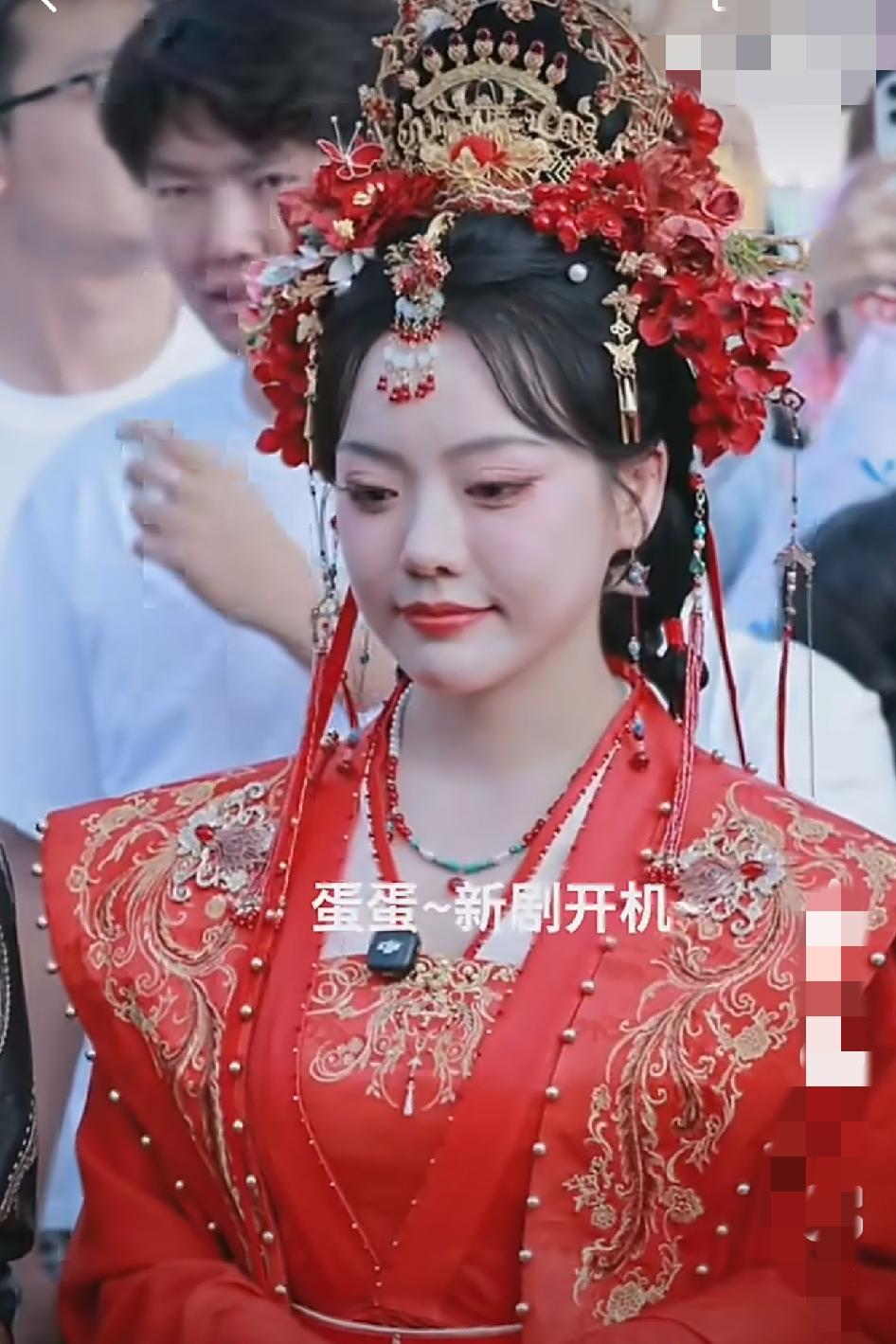 蛋蛋跨界拍短剧《锦绣清欢》，古装大婚造型亮相开机现场。华丽的红色婚服，满头繁复头