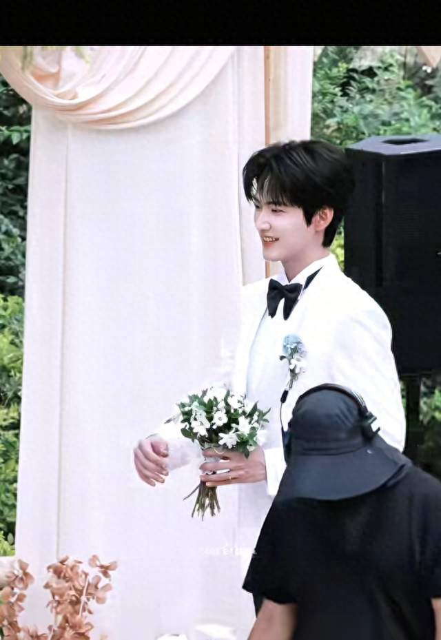 周柯宇《小城春秋》婚礼吻暴火，自然演技获封内娱吻帝