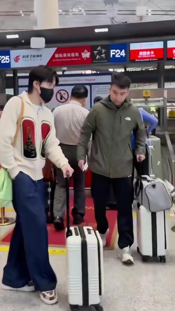 说实话，看到那画面我真有点心疼。王楚钦在机场，一边推着行李，一边咳嗽。

王皓教