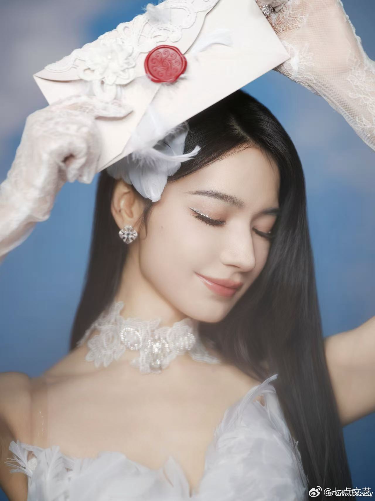 代斯三公天鹅来信 妥妥化身优雅白天鹅登场，造型设计特别贴合气质，姿态大方又柔美，