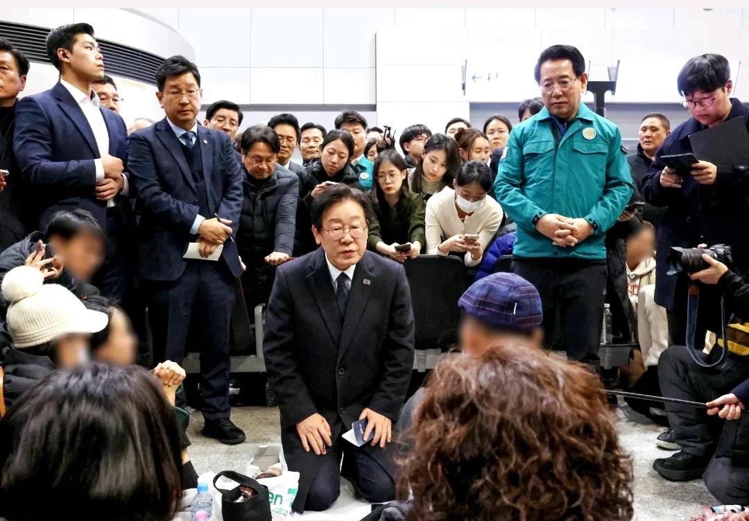 韩国空难当日，尹锡悦悲痛万分。
不仅仅是为了遇难的韩国民众。
更为自己而泣。
为