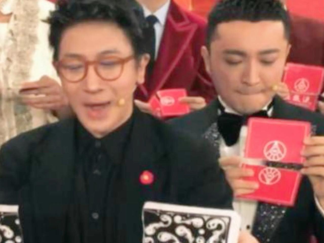 揭秘了，尼格买提确实穿帮了！别人的牌都对上了，他的牌是红桃Q对上黑桃A。春晚结束