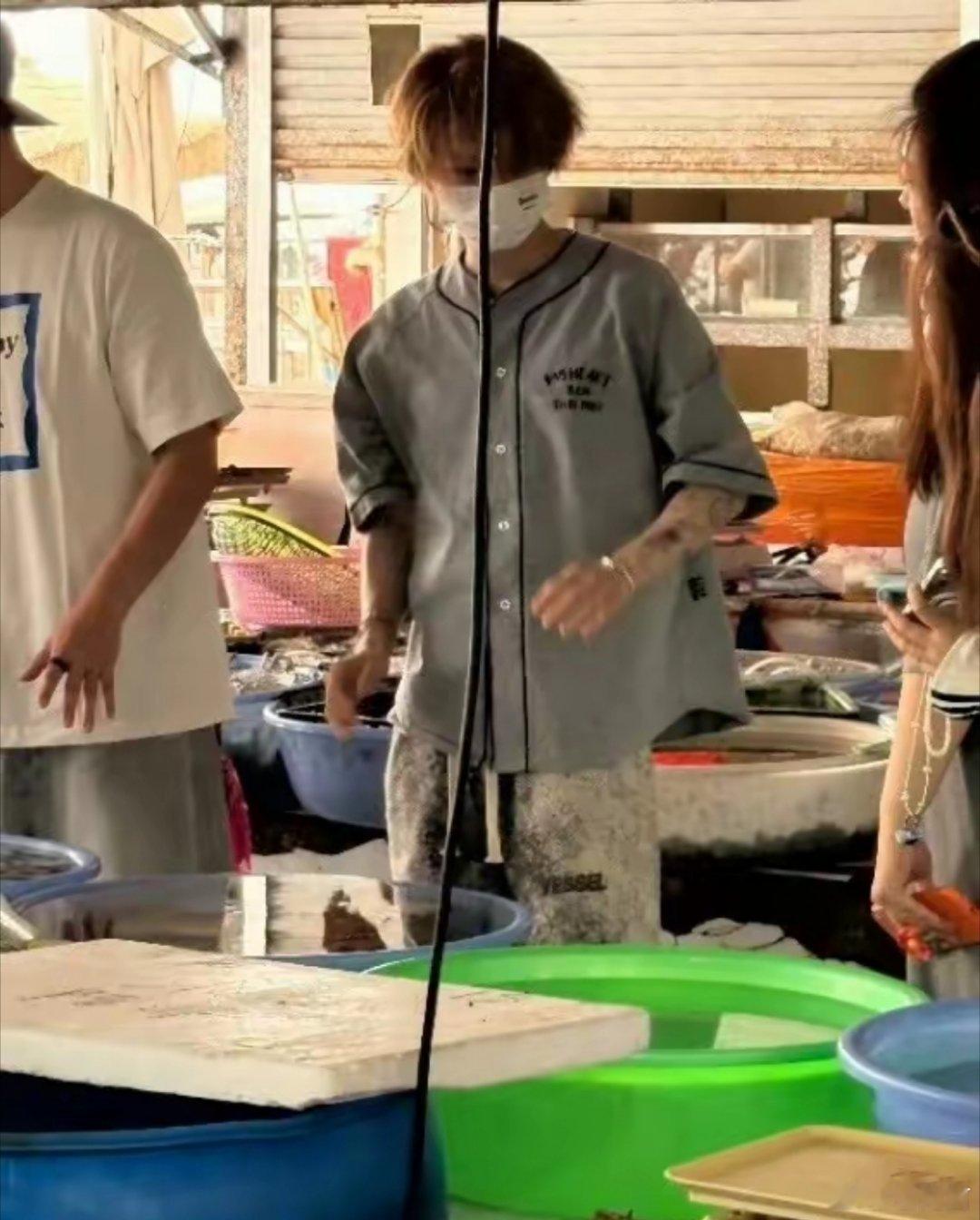 鹿晗好尊重本命年鹿晗对本命年是真上心！一身红装安排得明明白白，红穿搭、红配饰全到