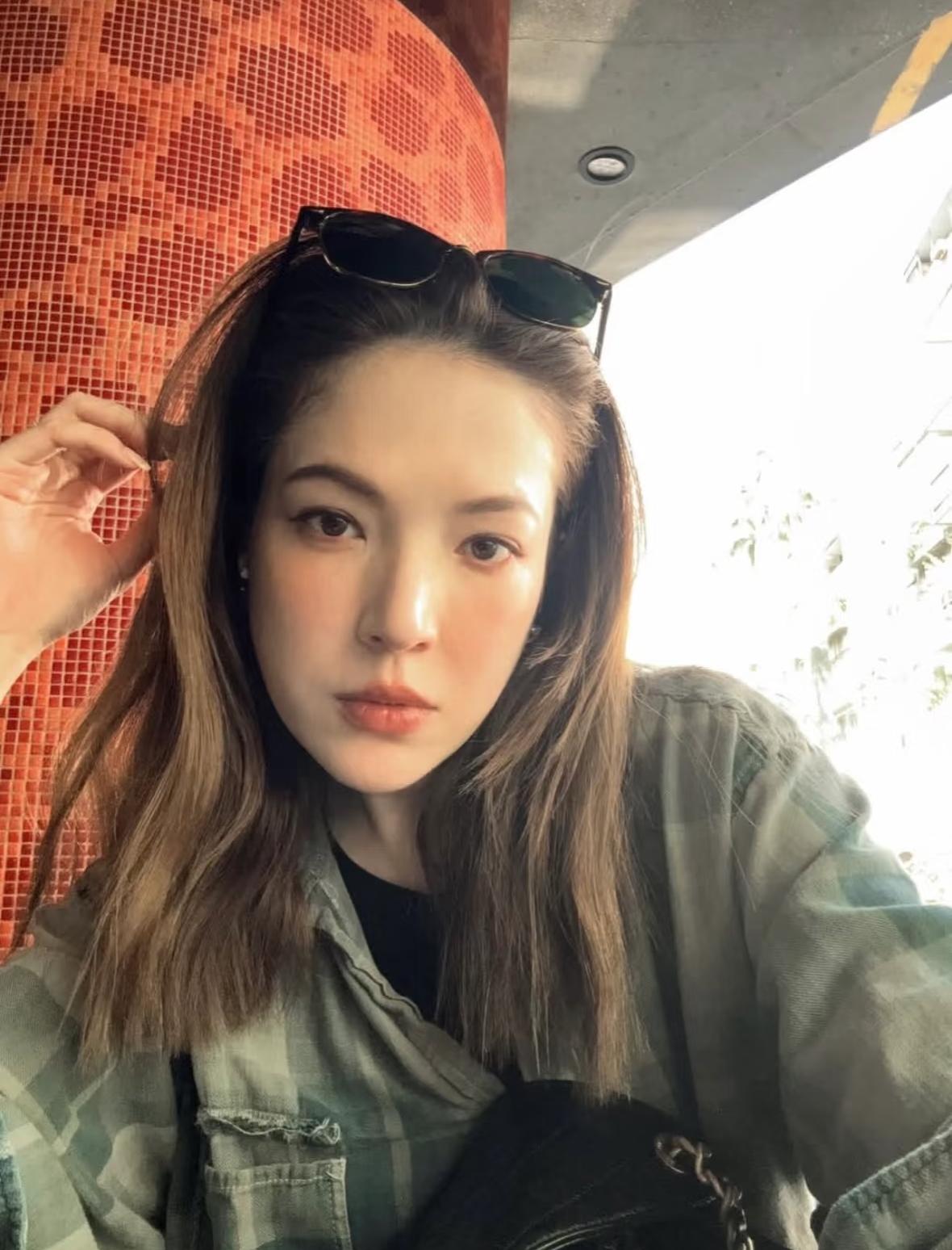 许玮宁虽说是混血儿，爸爸是意大利人，妈妈是台湾人，但是父母从小就分开，她是母亲家