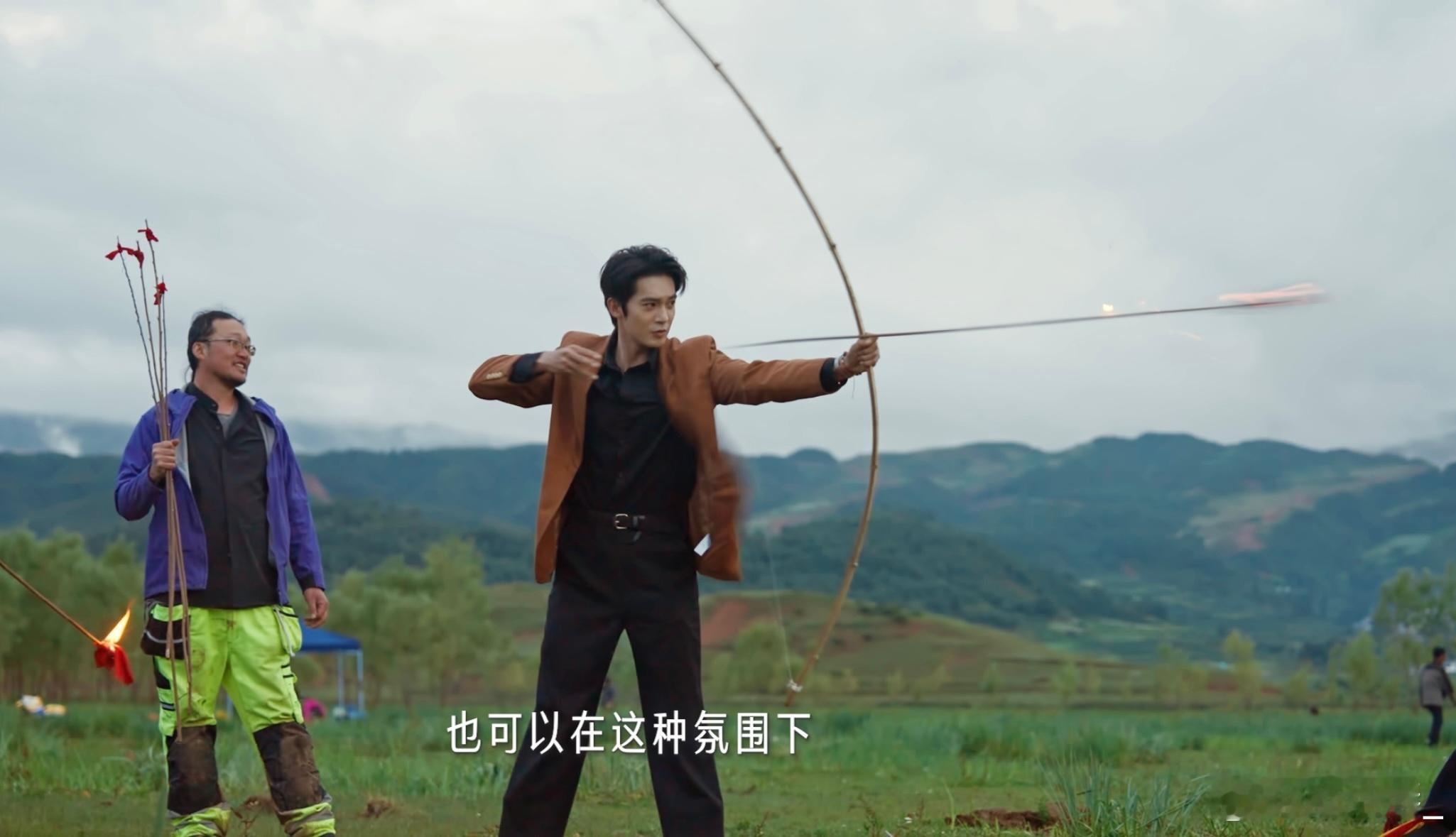 于适看赛马演我追星 谁懂啊！于适看赛马的样子，像极了我抢演唱会前排时的状态——眼