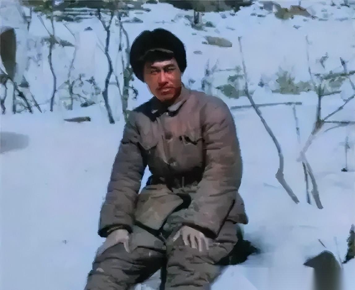 1950年，剿匪途中，一名解放军战士不幸被俘，土匪头子见他年轻，想收编他，他宁死