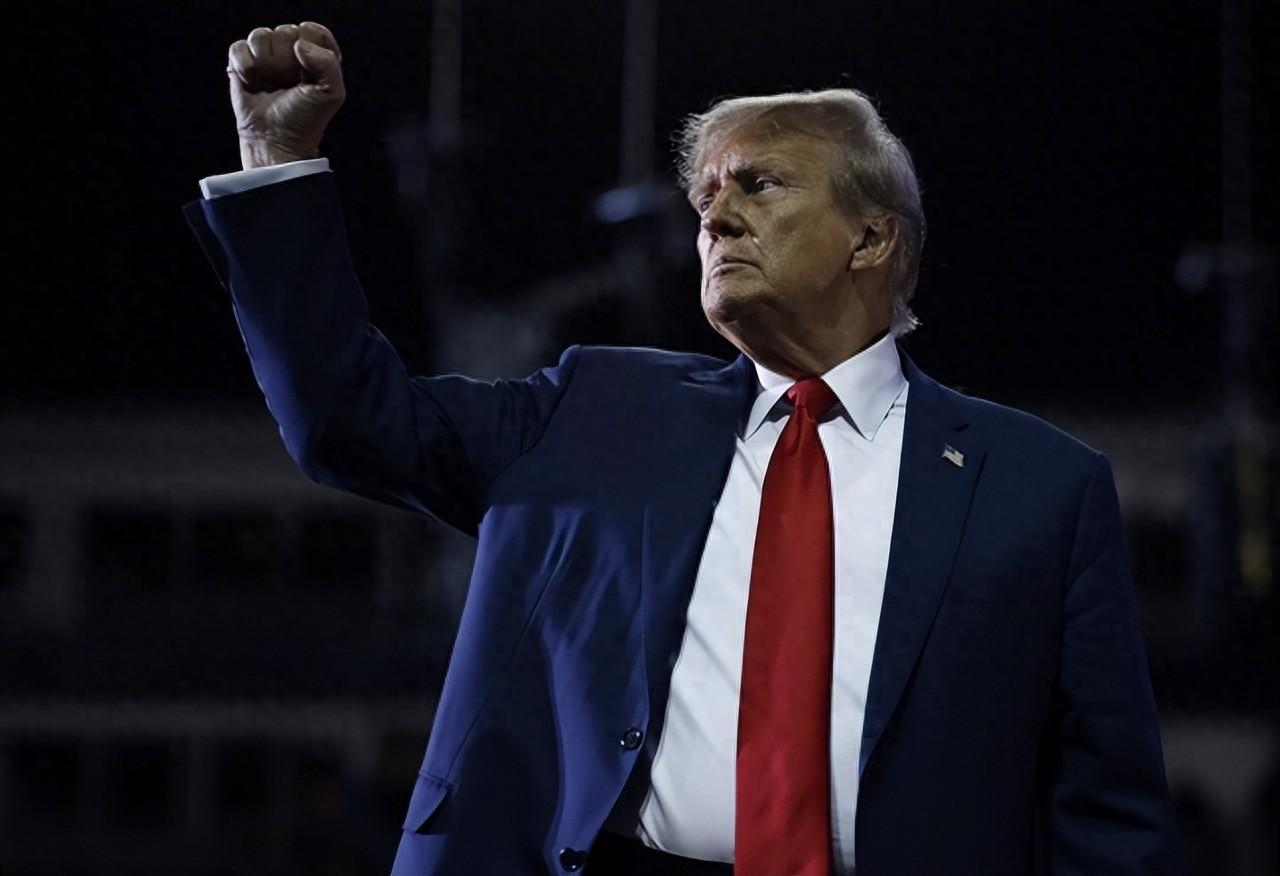 完全包围！大战一触即发？当地时间12月16日，美国总统特朗普在社交媒体发文，“委