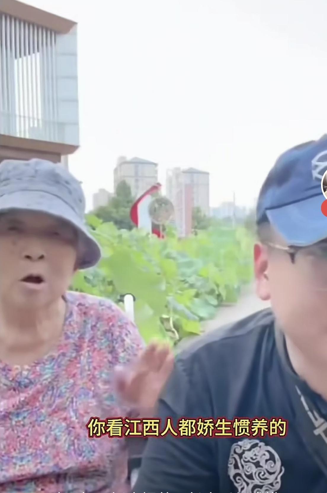 家人们，姐姐们刚刚看许家姥姥和云浩那个直播，我这心里到现在都平静不下来。

姥姥