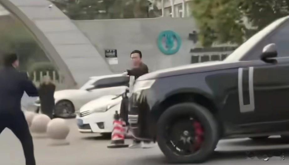 一男子开着路虎车在街头把人撞倒，现场多名民警亲眼目睹，后来被撞的那个人进去了，司