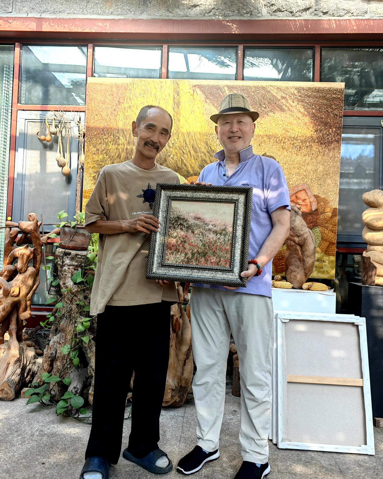 今天应青岛职业画家、雕塑家、新文人山水画家王衍玉老师之邀，到他的工作室作客，喝小
