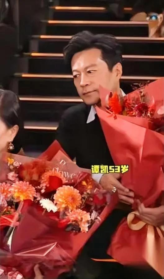 田海蓉这波操作

把仨老男孩整得直犯懵

台上又哭又跳的她演得爽，台下张涵予、邵