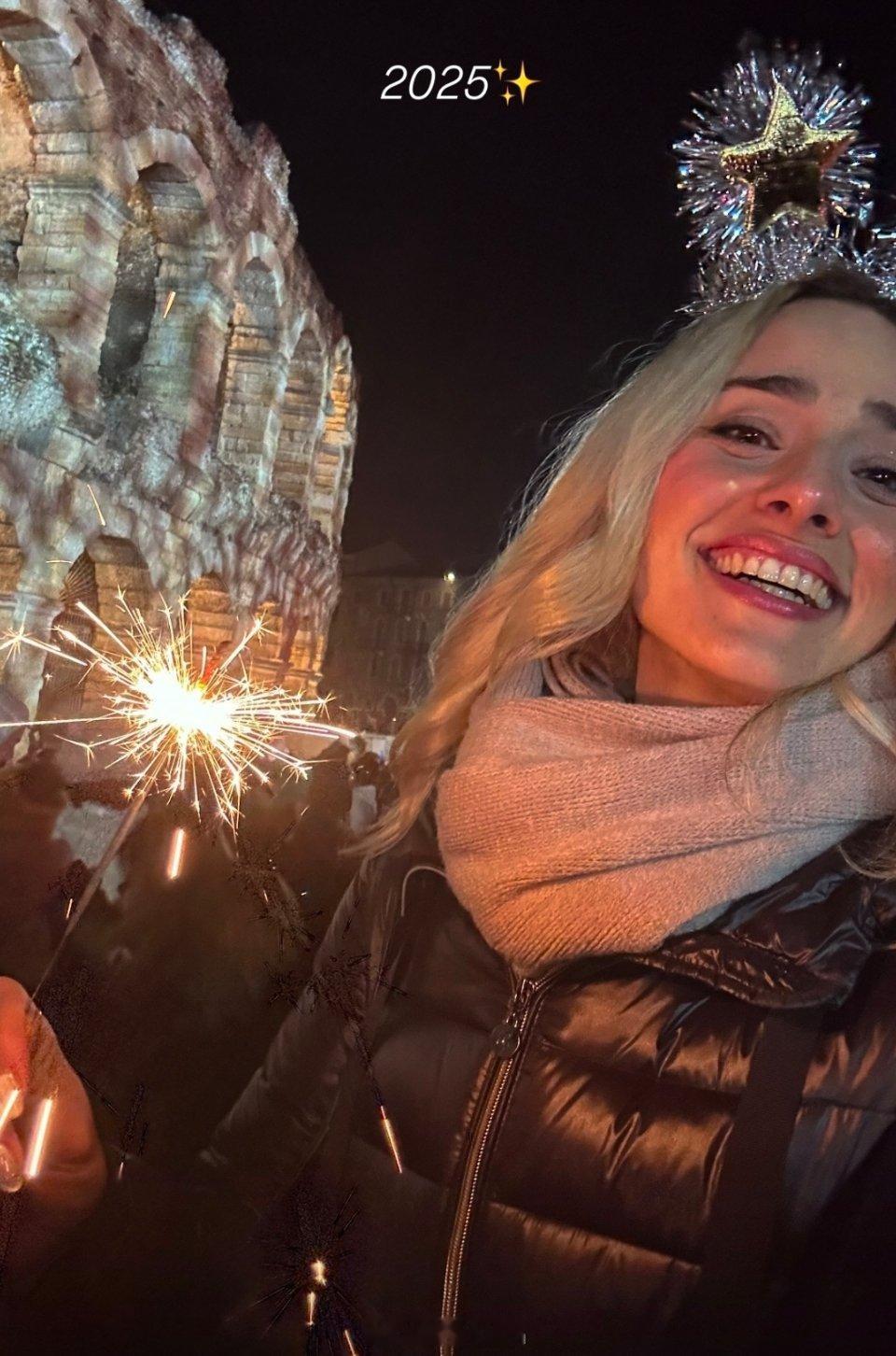 女排[超话]  米兰奎迪跨年看烟花🎆 