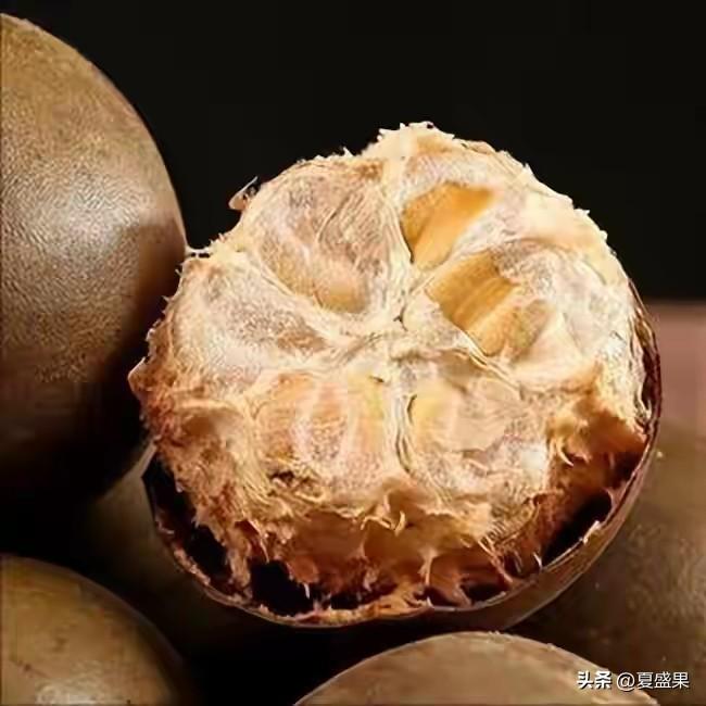 这几天同事在办公室泡起罗汉果茶，让大家饮用，
我这才想起家里也有几枚一直束之高阁