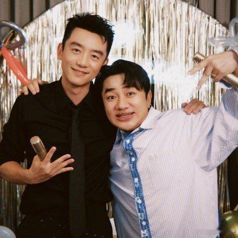 近日，郑恺迎来40岁生日，王祖蓝与尹正秘密策划惊喜，突袭庆生现场，三人拥抱合唱初