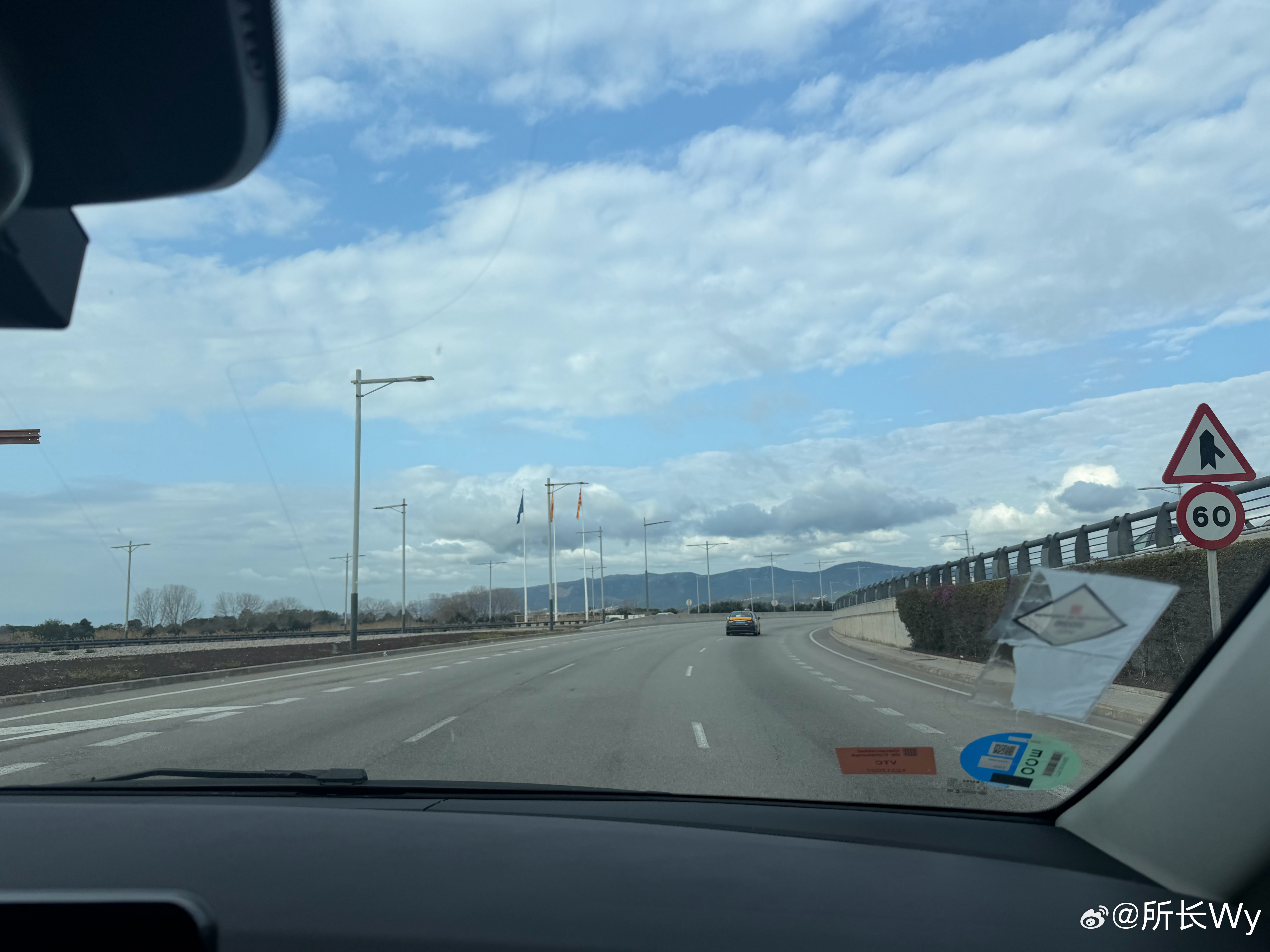 来之前朋友们都说西班牙小偷特别多连机场里都有但这次听说进机场的人都要检票没有票进