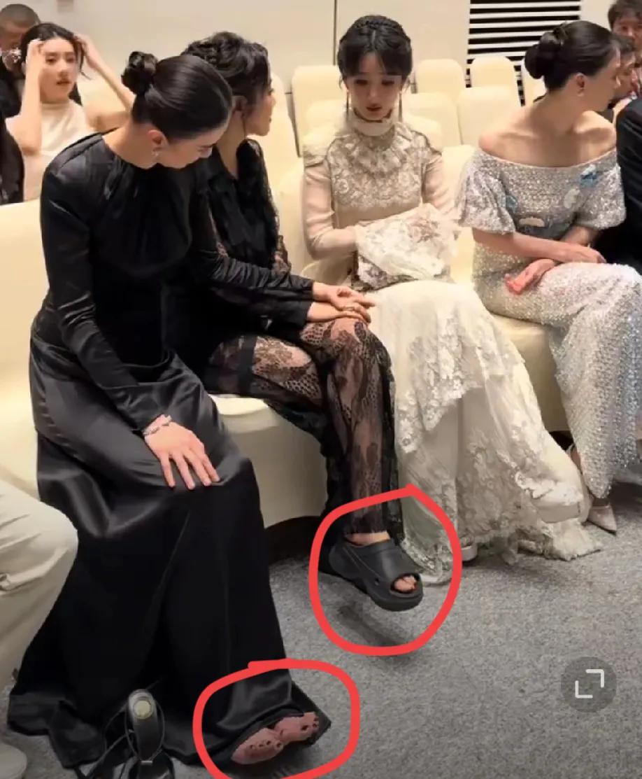 宋佳闫妮在后台候场的时候，闫妮穿着拖鞋和杨紫聊天，宋佳直接光着脚丫子，还看了一下