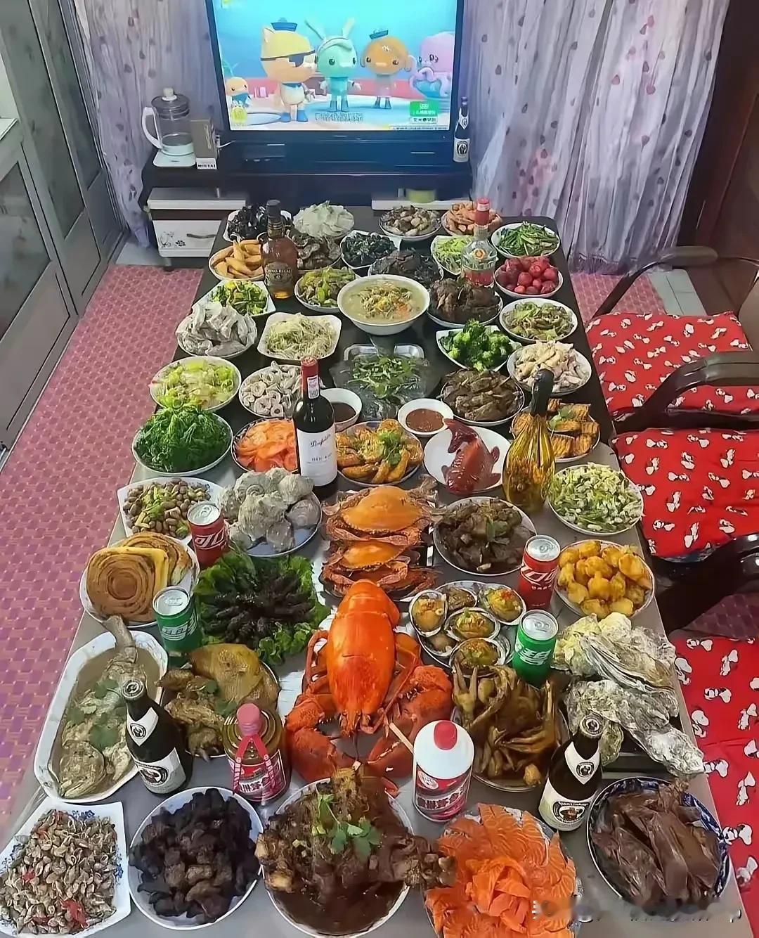 年夜饭的饭，家家户户各有不同。有超级豪华版的，也有简单的有些寒酸的。但是都有一个