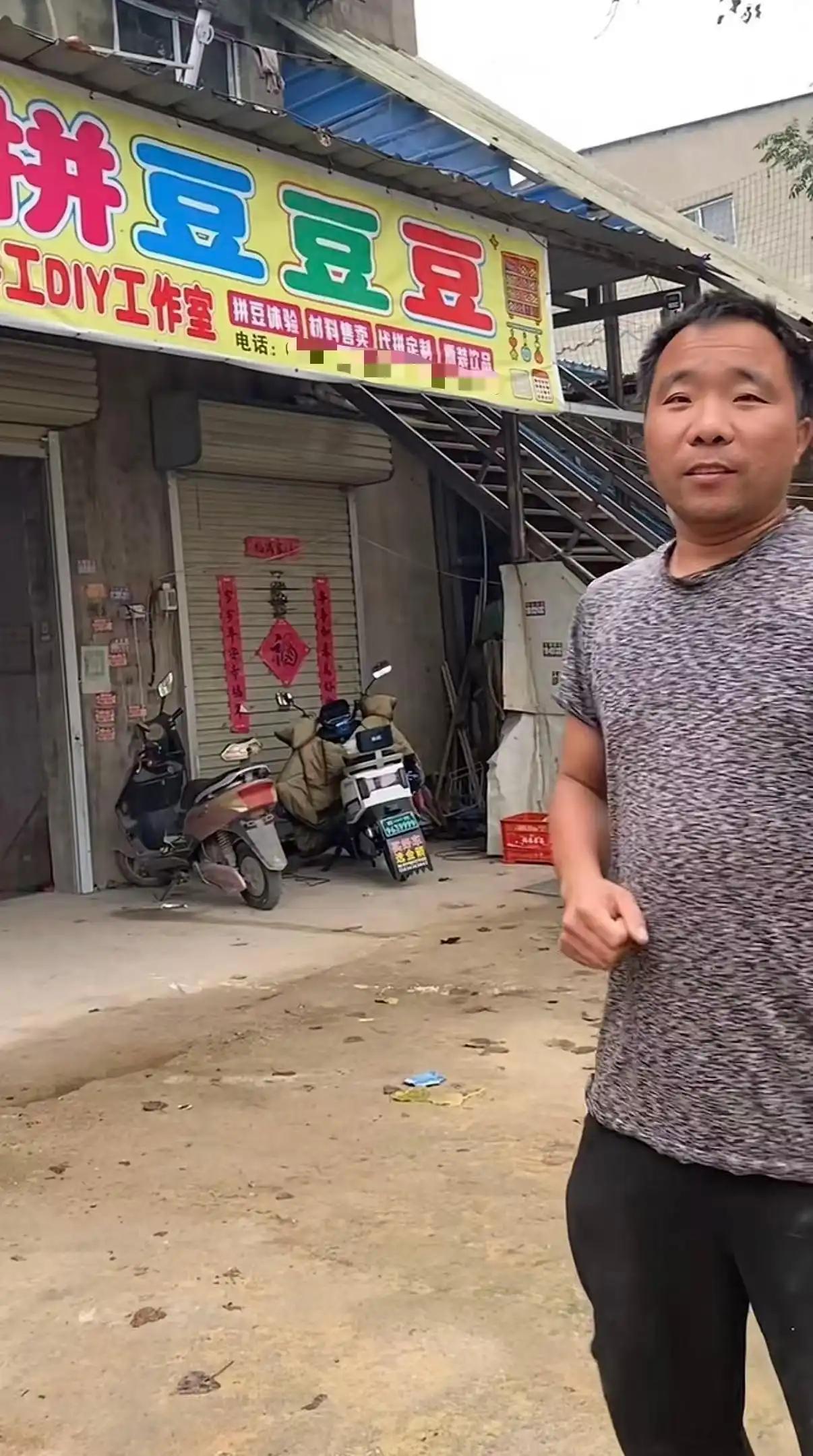 河南郑州，一父亲因为14岁的女儿喜欢拼豆，经常要驱车20多公里带她去市区玩，来回