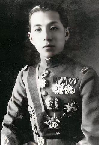 1916年，张学良去找表哥，谁知刚进门，表嫂就把他拽进房间，问他：你喜欢我吗？这