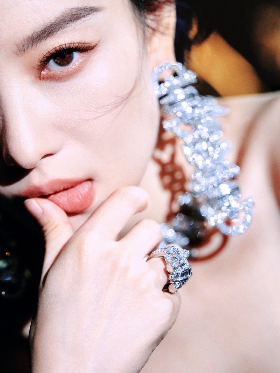 金鸡奖闭幕式提前锁定倪妮！全新短发造型太绝了，利落剪裁超显精神，搭配黑色礼裙气场