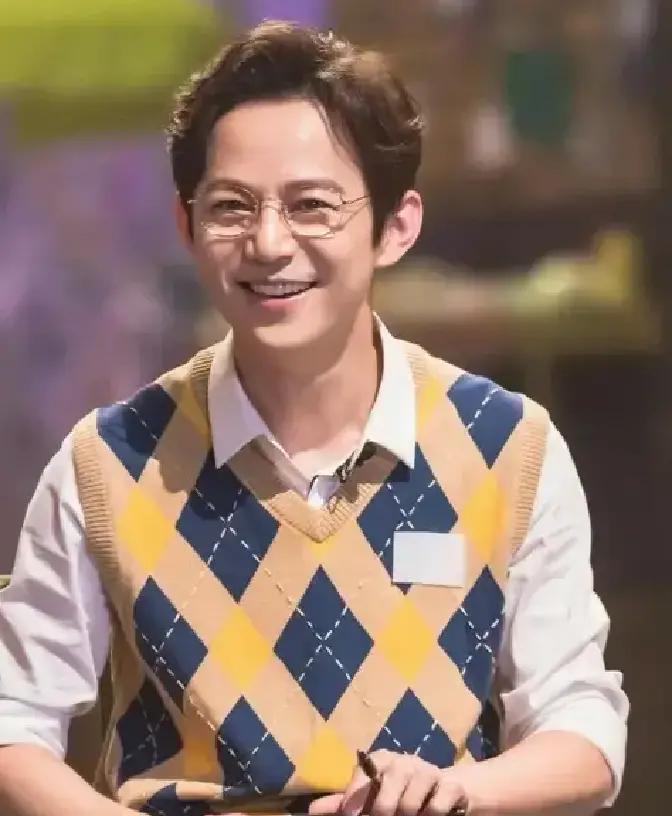 “百万江景房，最后输给500米外的酒店”——这热搜一出，评论区直接炸锅。
 
灯