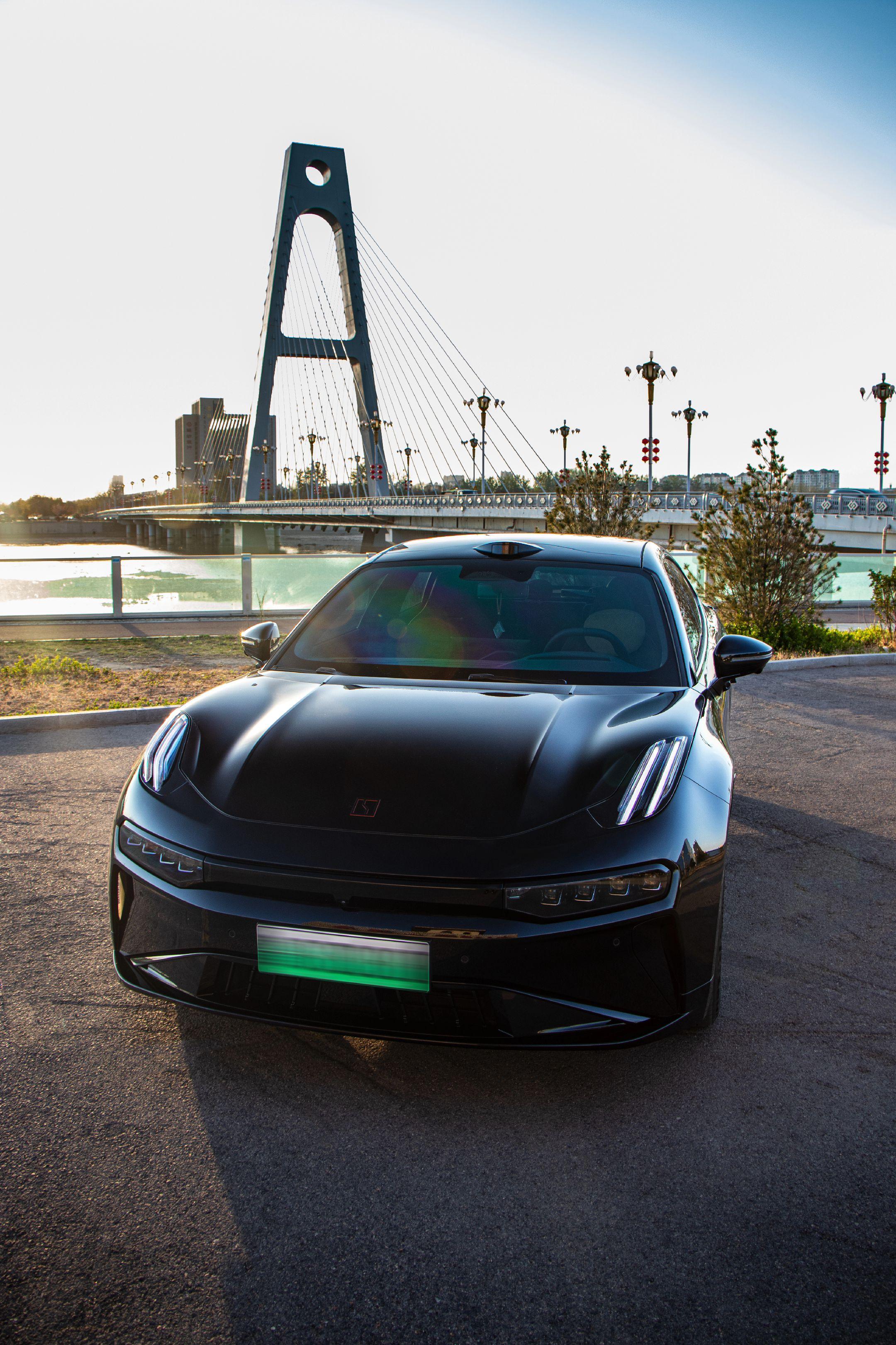 百公里加速3秒多的极氪001，黑色车身搭配这闪亮的轮毂如同蓄势待发的猛兽