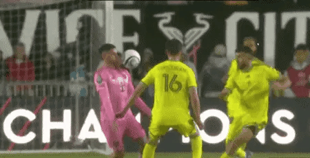 梅西的保镖也不容易啊！双拳难敌四手，所谓功夫再高也怕菜刀，德保罗也过不了两个个人