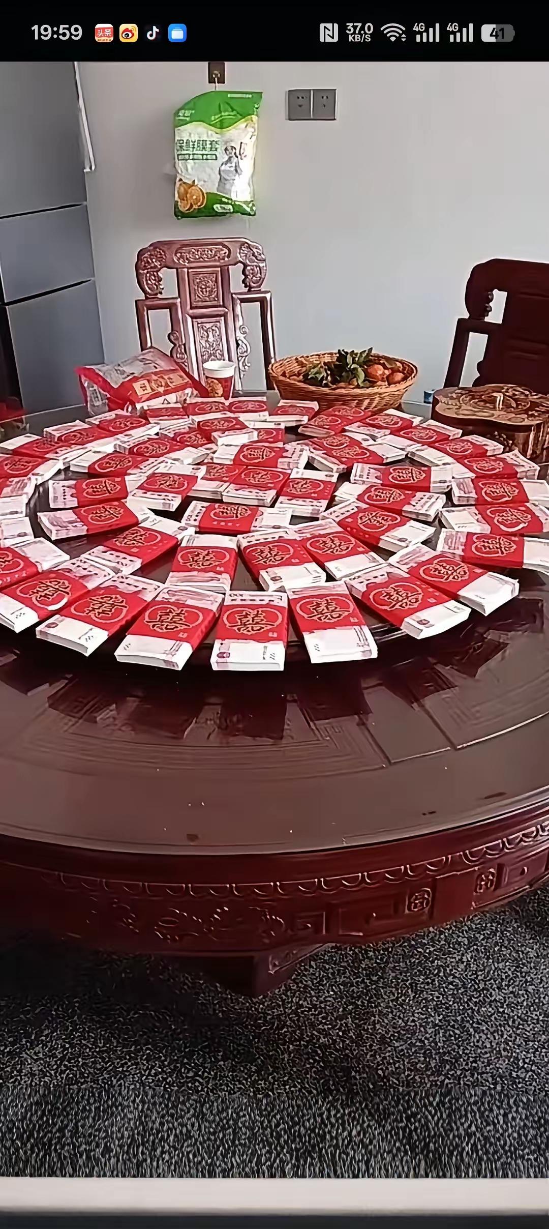 彩礼高别总怪女方，真正的主动权一直在你手里
 
有句话说得很现实：彩礼高真不全是