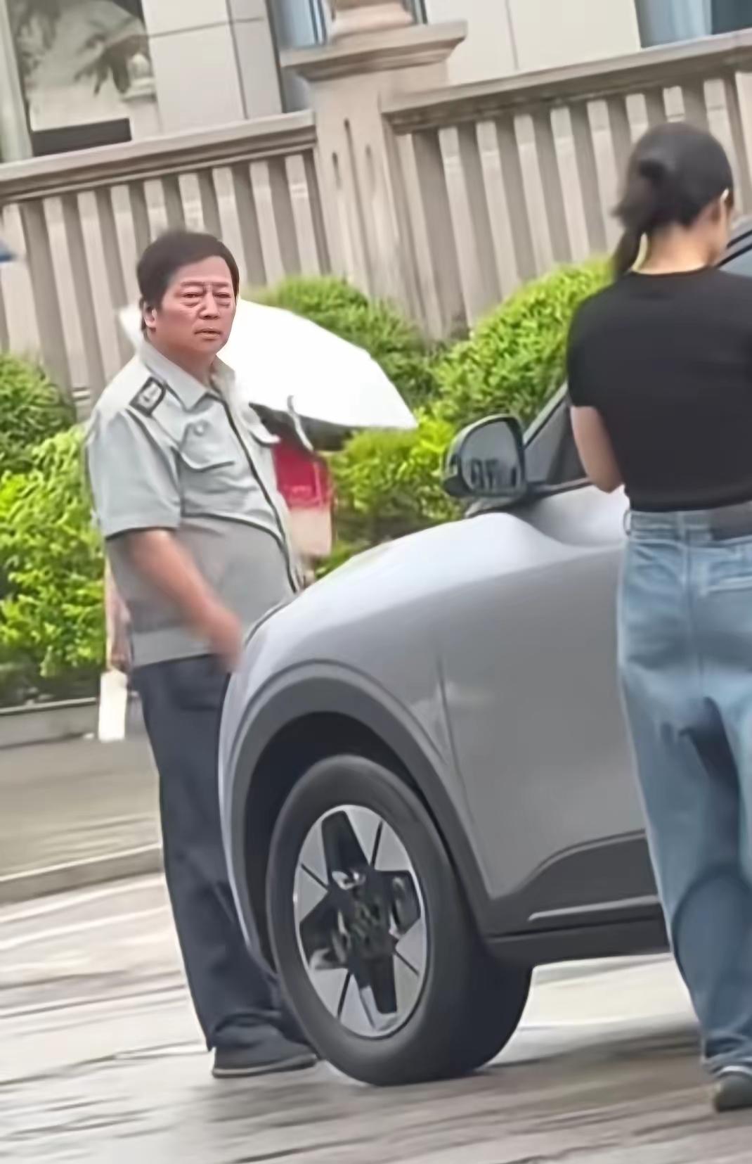 女司机踹保安反被扇耳光，最后的结局有三种可能。

1，和解：保安大叔当面给女司机