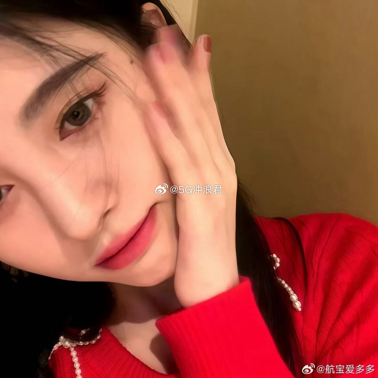 不愧是鞠式美学 她真的把美这件事研究透了，每个造型都恰到好处不多不少，不愧是鞠式